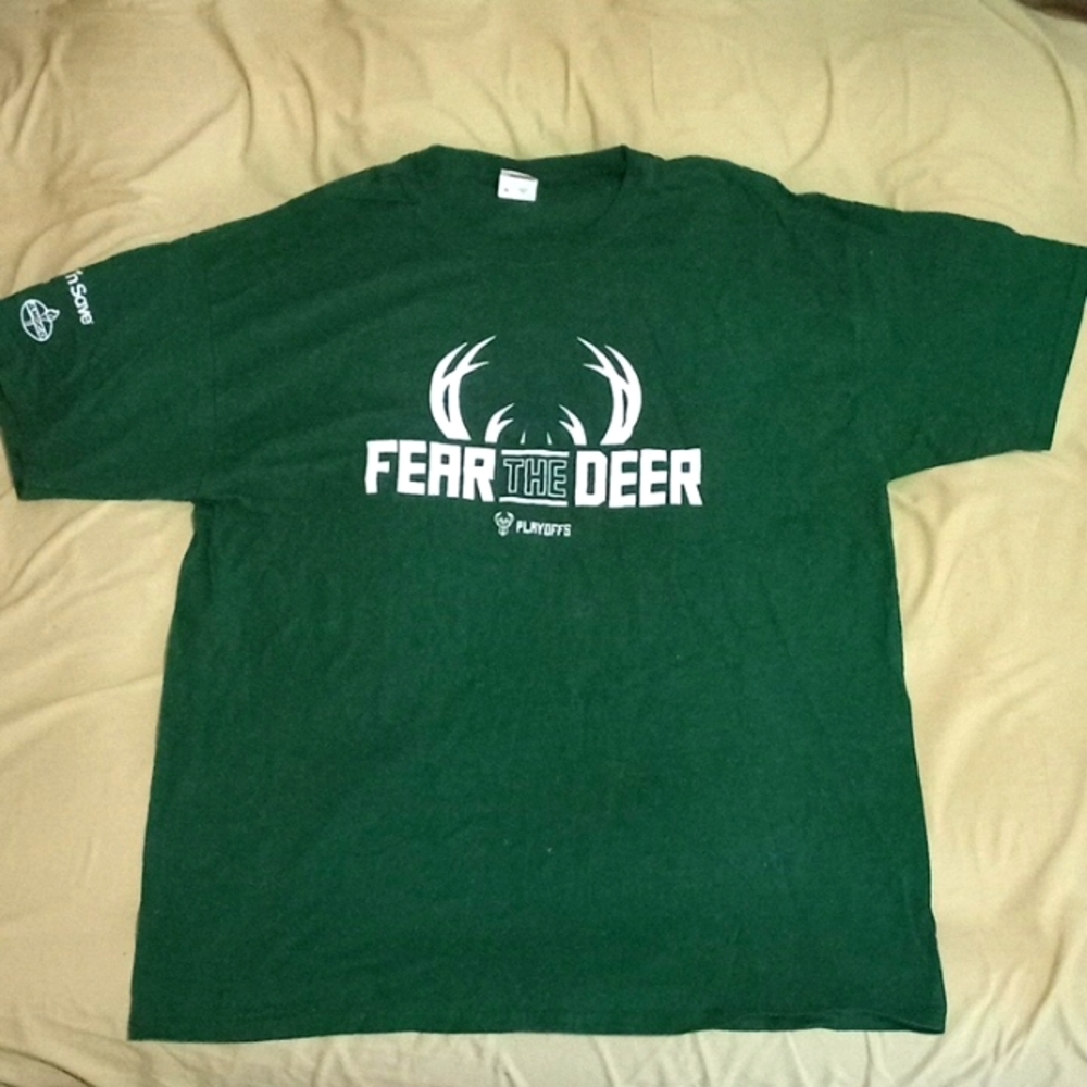 Fruit of the Loom 2021 Milwaukee Bucks Playoffs T Shirt (Size XL)